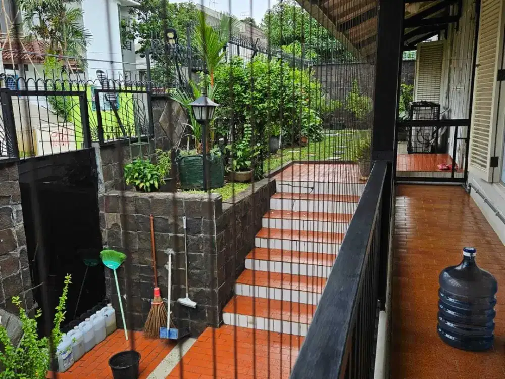 DIJUAL RUMAH HOOK, SANGAT TERAWAT, SIAP HUNI GAYA EUROASIA, CINERE
