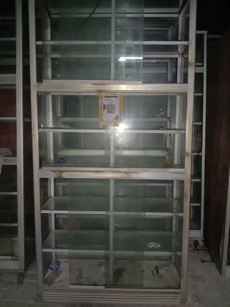 Etalase Tinggi 2mtr L 40cm P 1mtr 7 rak kondisi bagus. Minus pemakain