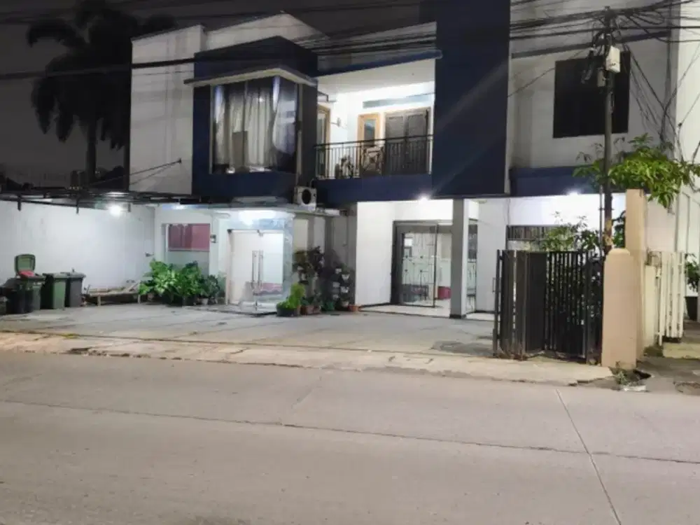 pinggir jalan raya Pramuka Bekasi sangat strategis