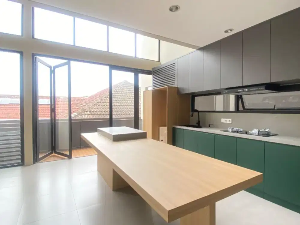 Dijual Rumah 3 Lantai Modern Tropis Minimalis, Semi Furnished di Area Kemang Utara