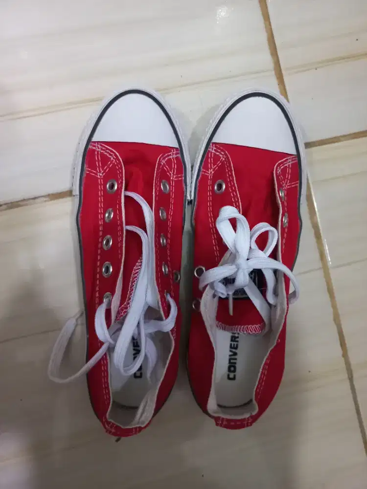 Sepatu merk converse
