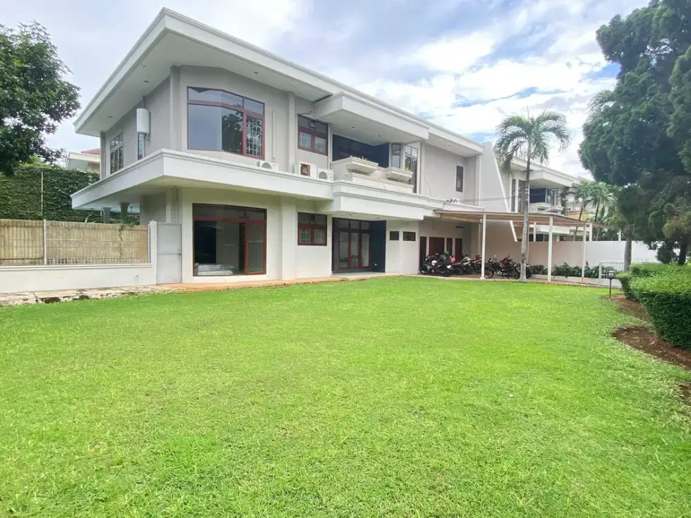 Rumah Disewakan Dengan Kolam Renang Berkonsep Resort Ditengah Kota