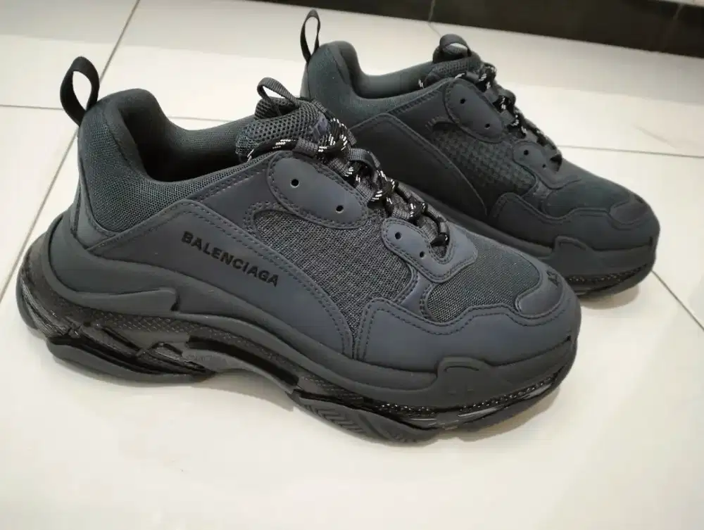 Balenciaga triple s dark grey sneaker size 43