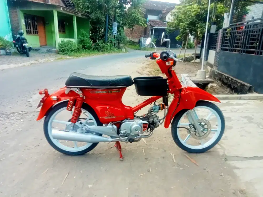 Honda C70  restorasi rapi glowing siap pakai