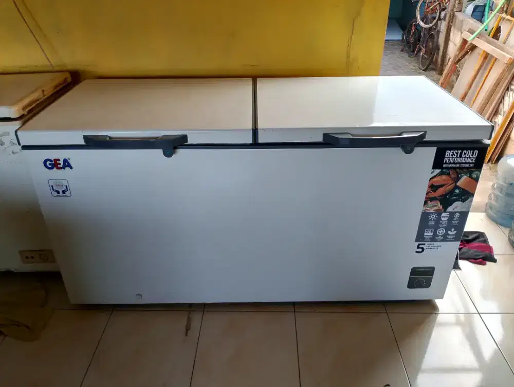 Freezer Box GEA 600 Liter Super Dingin Dan Beku