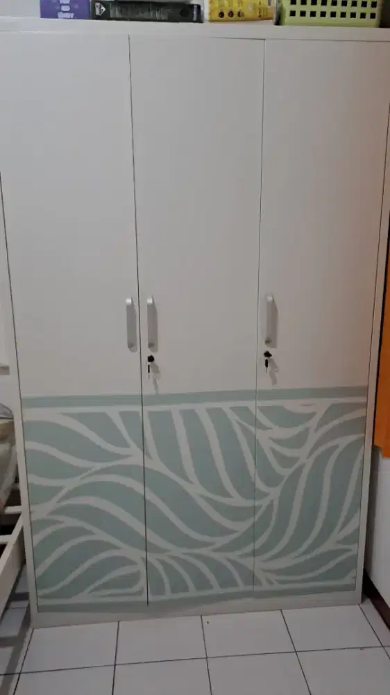 Jual lemari pakaian  bahan besi dan tmpat tidur besi lemakaian 3 bln