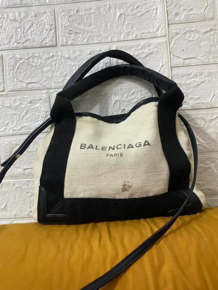 Balenciaga Cabas slingbag