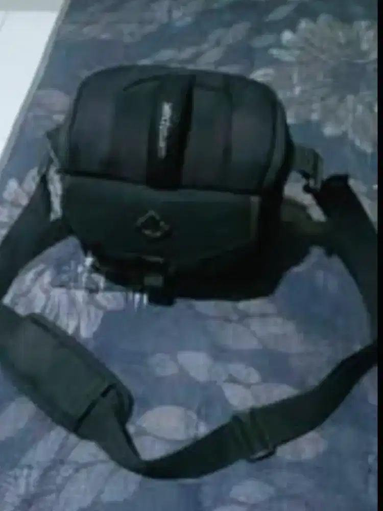 tas selempang samping atau bisa buat kamera