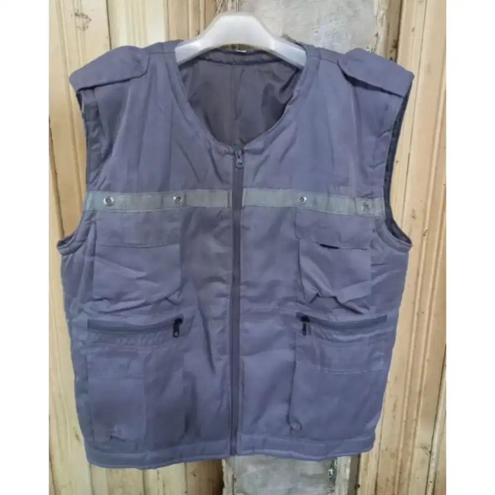 ROMPI / VEST ABU