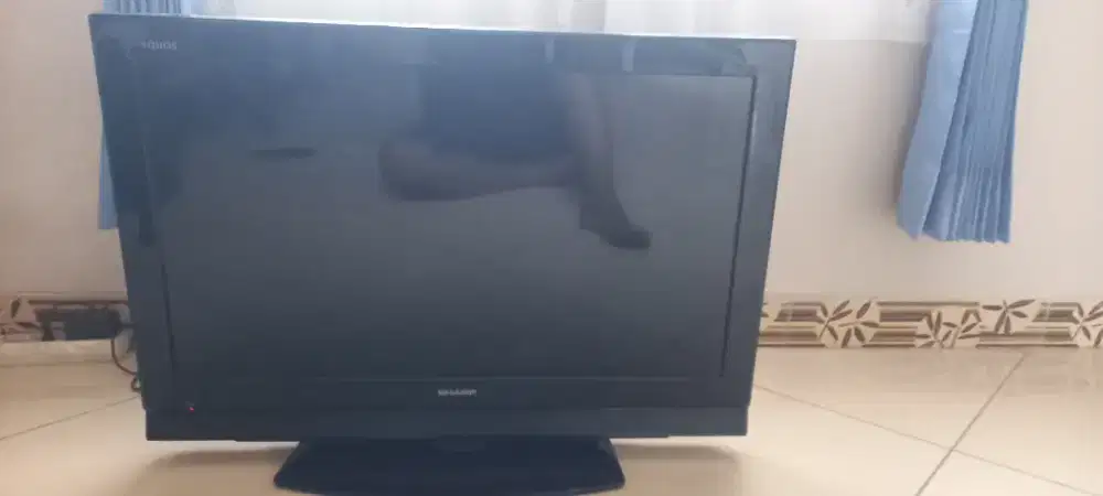 Dijual TV LCD Sharp 32 inch plus meja.