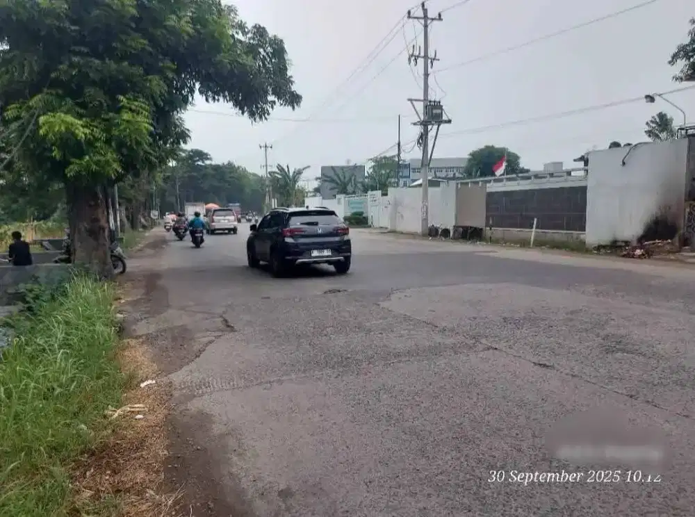 Tanah pinggir jalan raya