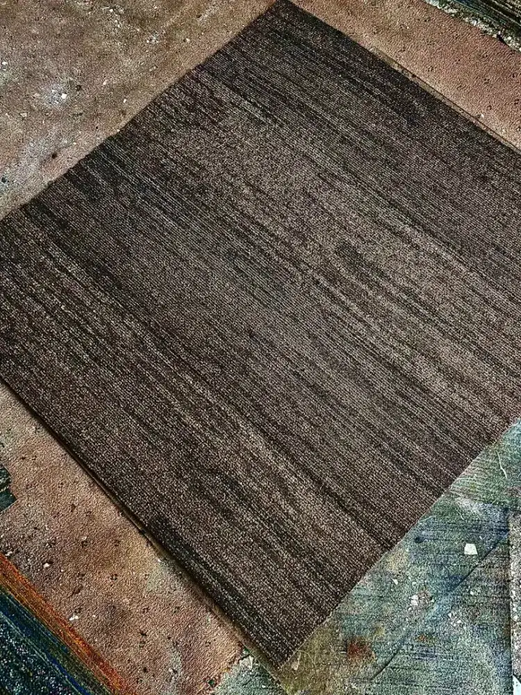 Karpet tile bekas kantor