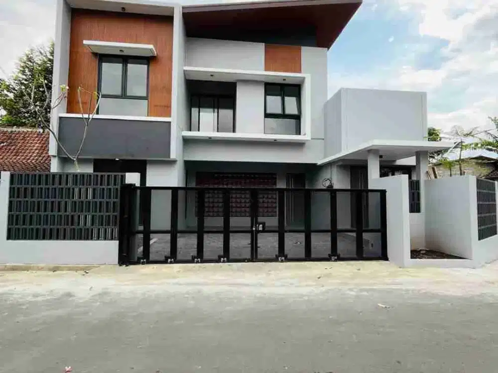 RUMAH MEWAH 2 LANTAI MODERN DAN STRATEGIS TEPI JALAN ASPAL DI TLOGOADI