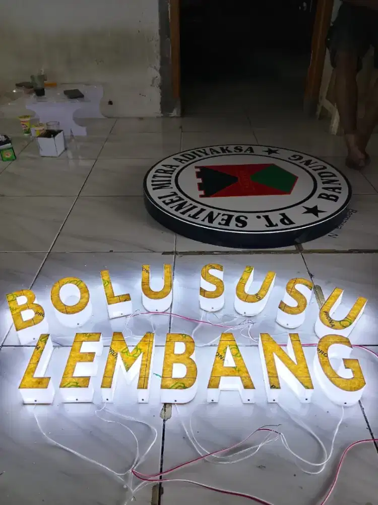 Huruf timbul akrilik nyala