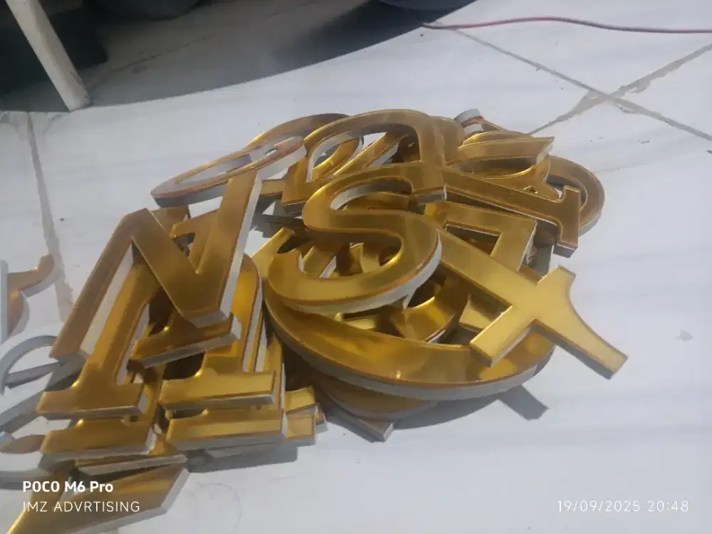 Akrilik spon warna gold