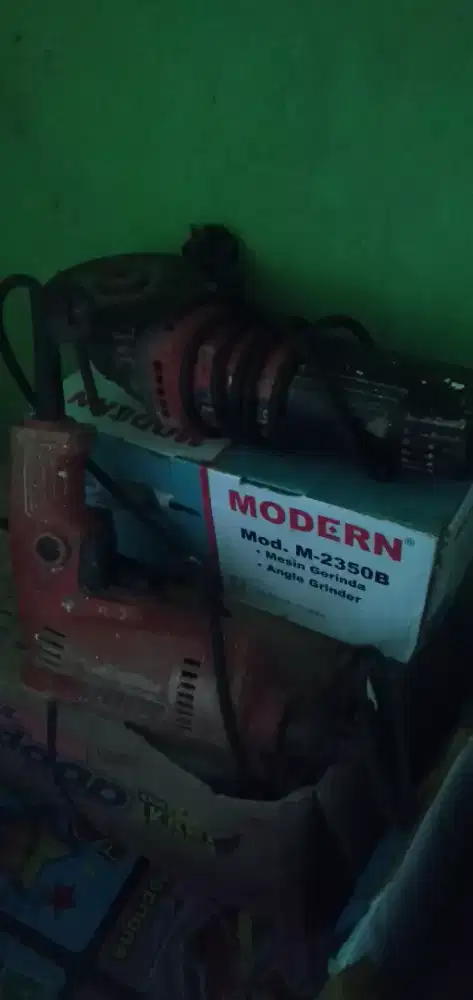 Di nego aja 2,bh mesin gerinda dan 1,bh mesin bor