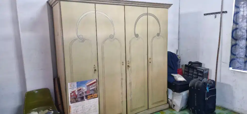 Lemari  4 pintu