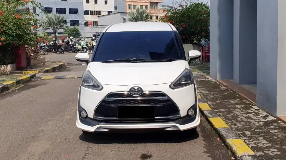 Toyota Sienta 1.5 Q CVT AT Putih NIK 2017 Pajak Panjang Low Km Record