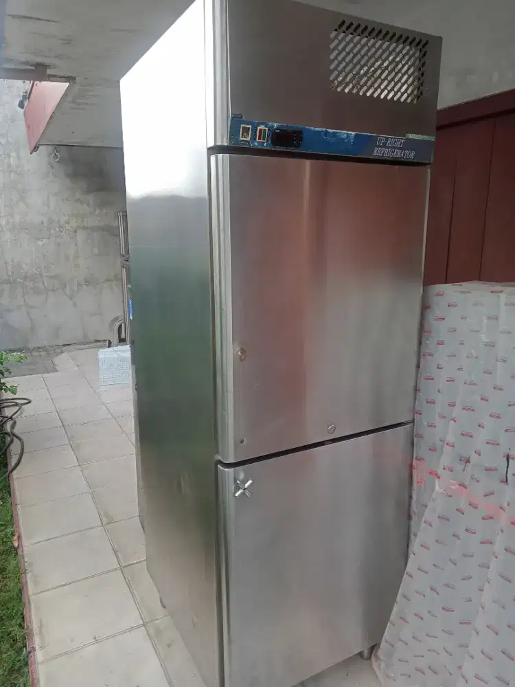 Dijual upright chiller 2 pintu merek Sanden