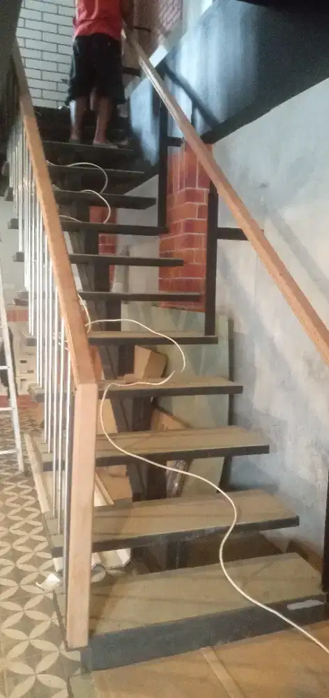 Anak tangga kayu,pijajakan tangga. Tangga kayu jati