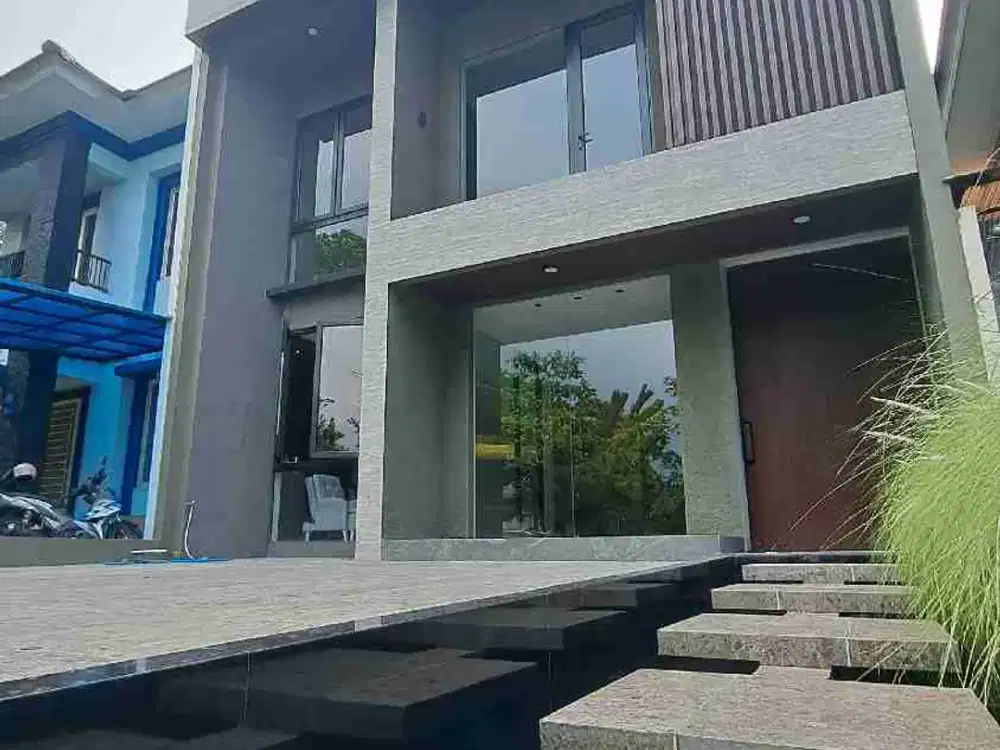 Rumah Baru 3 lantai di Alam Sutera Hadap Taman, ada Rooftop Lounge nya, Ruang makan Besar.