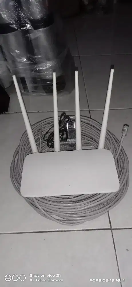 Router Tenda F6 kondisi bekas normal dan  kabel lan UTP Cat5e 25mtr