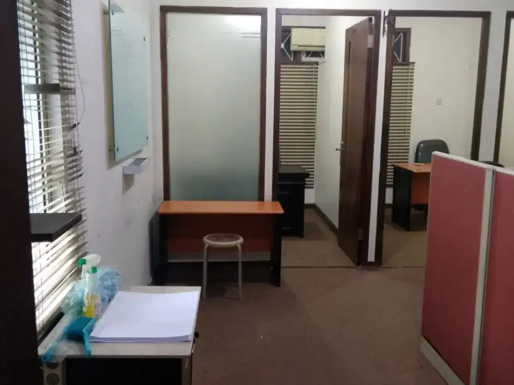 Ruang Kantor Furnished Posisi Strategis Pinggir Jalan di Tebet Casablanca Jakarta Timur