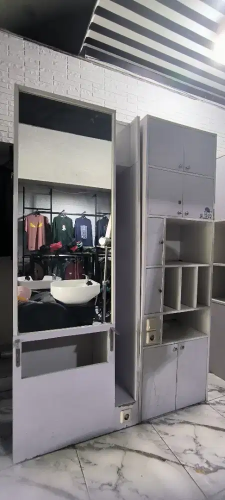 Lemari kaca ada 3 set