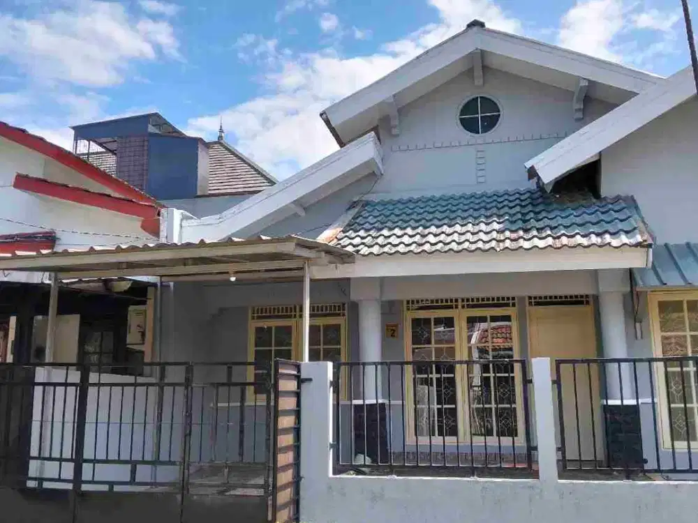 FOR RENT Rumah Hook Halaman Luas