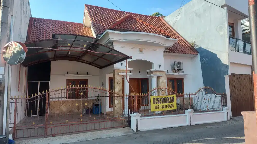 Disewakan rumah bersih nyaman terang di Jl. Kaliurang, Yogyakarta