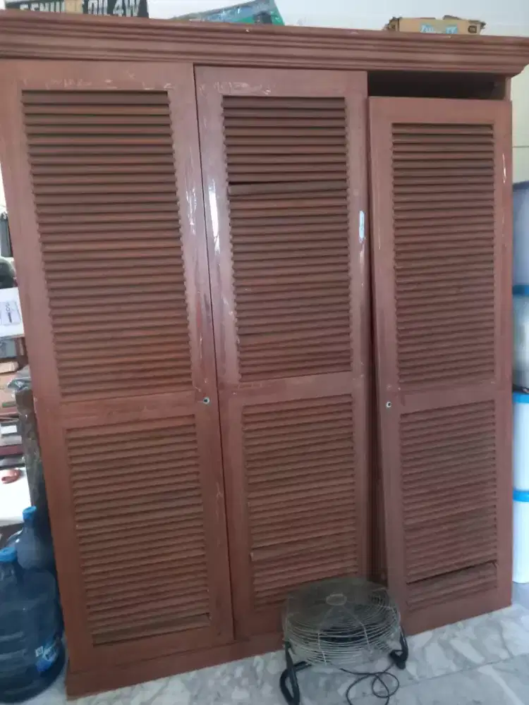 Lemari Pakaian Jati