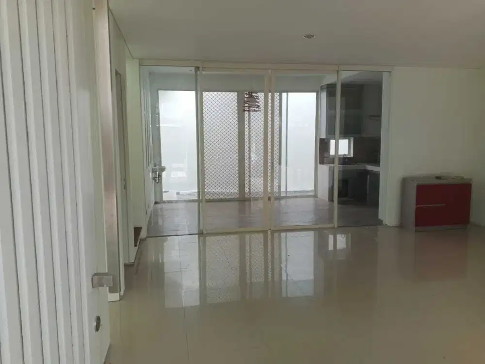 Semi Furnish Rumah Grand Eastwood Citraland Surabaya Barat