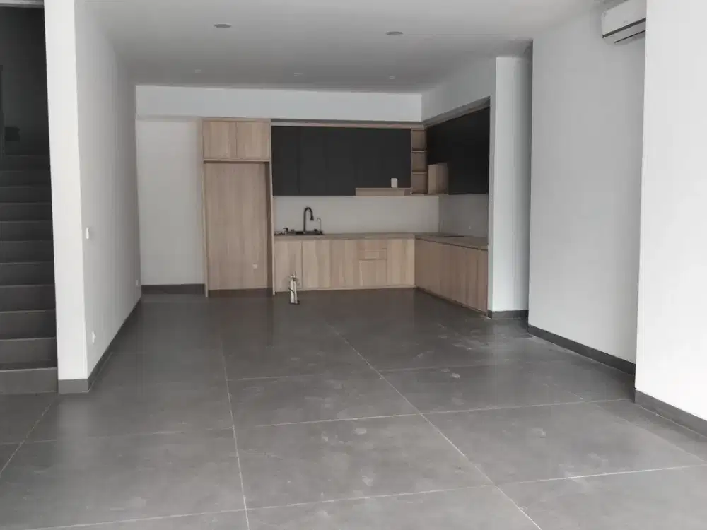 RUMAH MEWAH POSISI HOOK DI ALAM SUTERA ADA LIFT