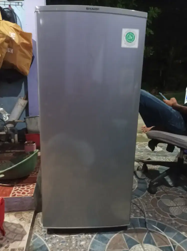 freezer kulkas es batu sharp