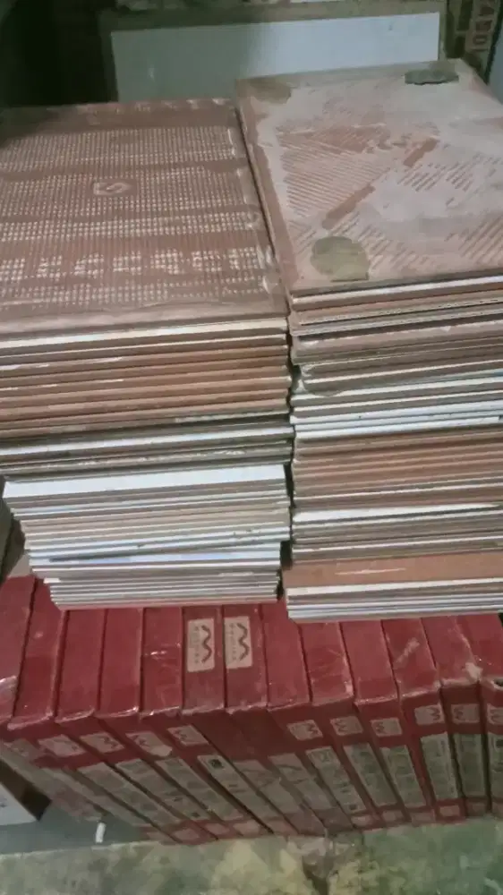 Keramik dinding dan lantai kamar mandi