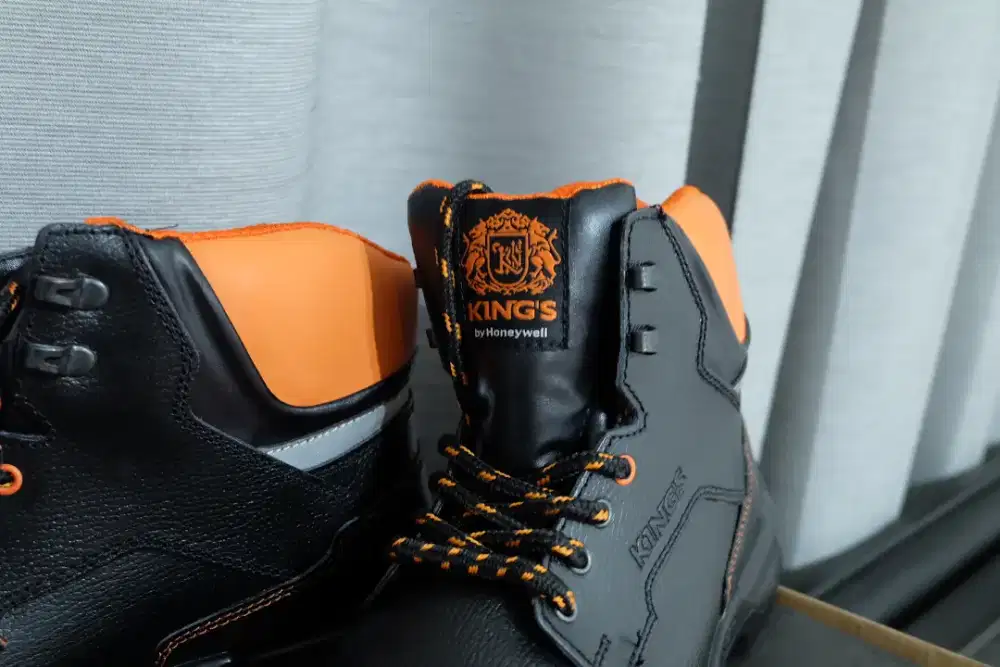 Sepatu safety proyek KING'S brand new condition size 9 /43 lengkap dus