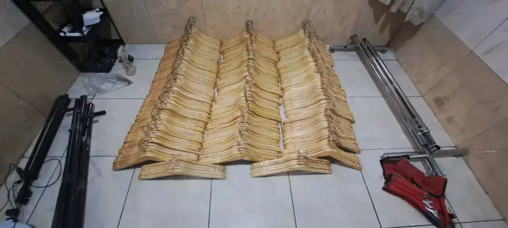 Hanger kayu/gantungan baju