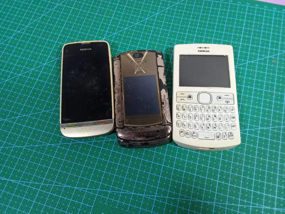 Hp Nokia Asha  dan Motorola Flip V8 Bahan Service dan Sparepart