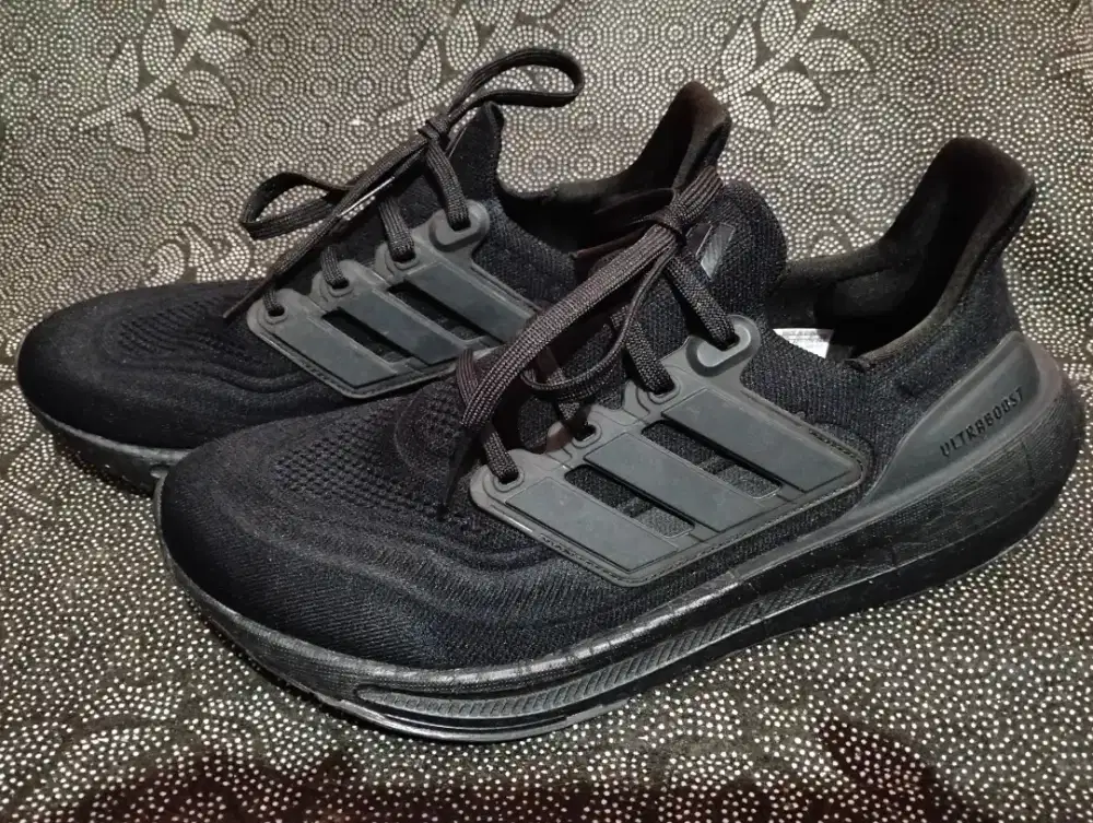 Sepatu Lari Adidas Ultraboost Light