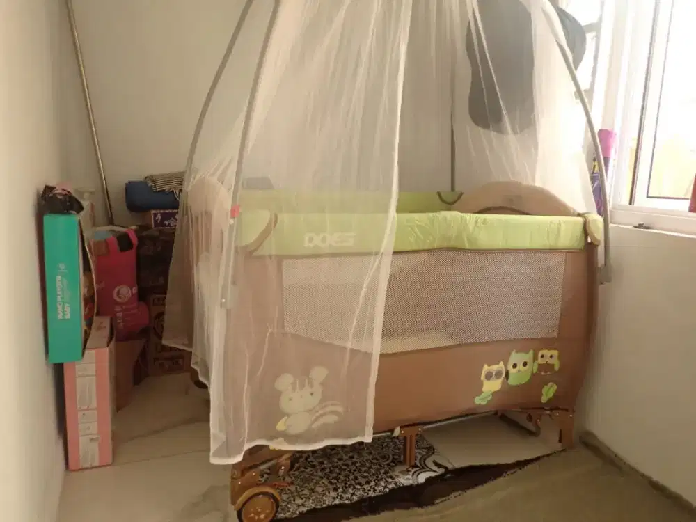 Tempat tidur bayi