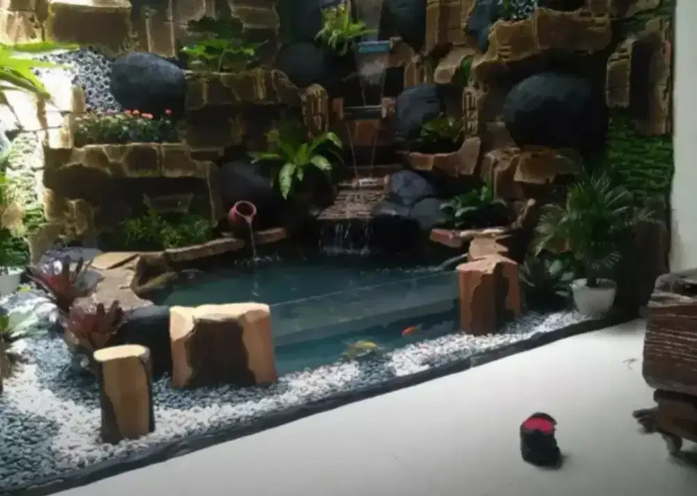 Kolam koi relief tebing..