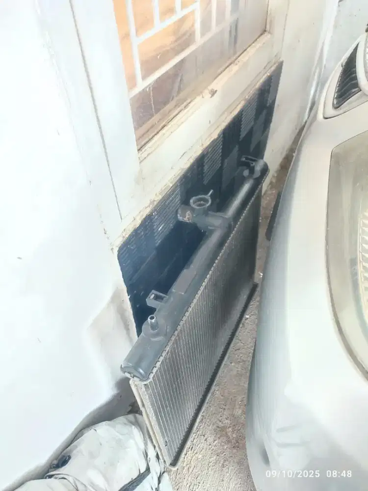 Radiator xenia 2010 matic bekas, minus dudukan patah