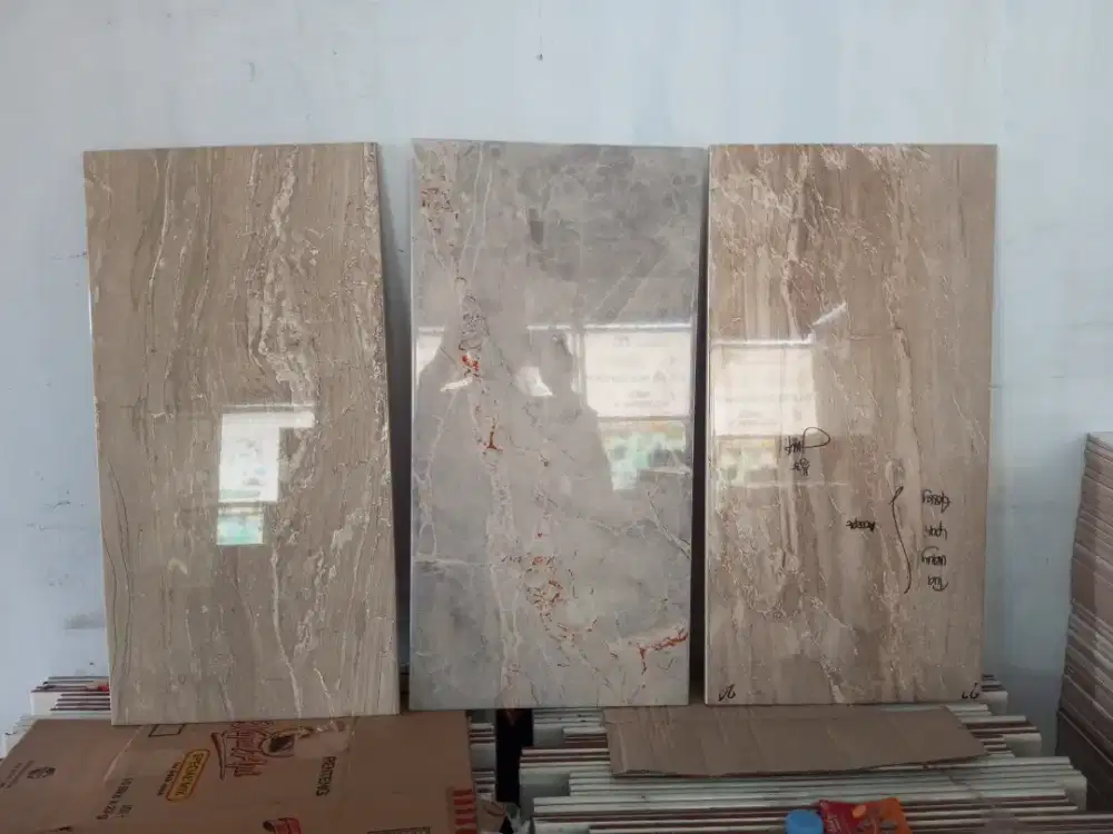 Ready guys keramik dinding roman