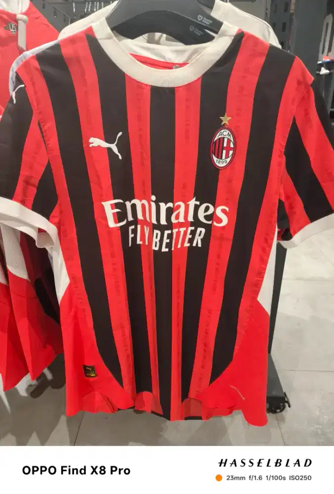 Jersey home AC Milan player issued merk Puma