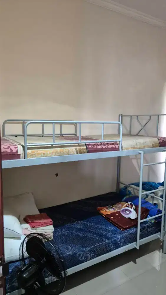 Ranjang tingkat rangka besi