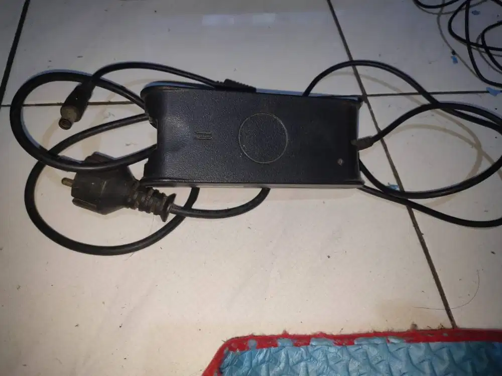 Charger Laptop Dell lubang besar kalau mau tes bawa laptopnya