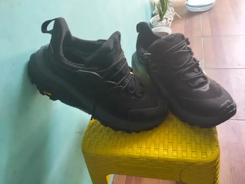 Sepatu Hoka Hiking preloved