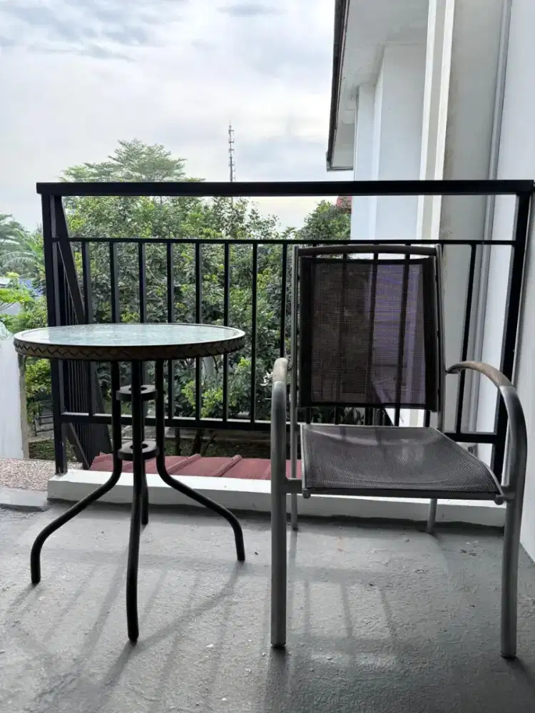 Set Meja Kaca Bulat + 1 Kursi Kayu minimalis