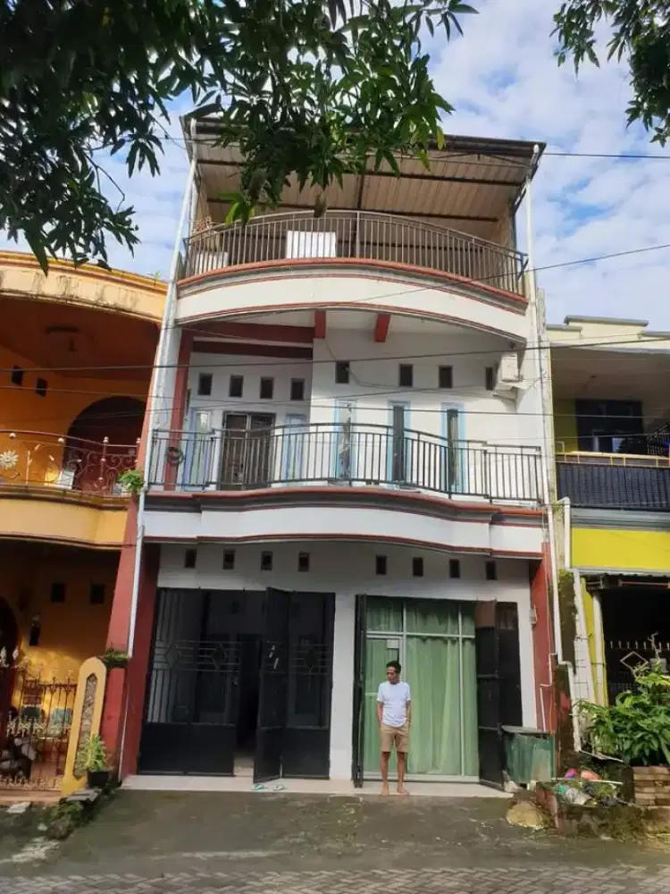 Rumah Cantik Tiga Lantai di Komplex