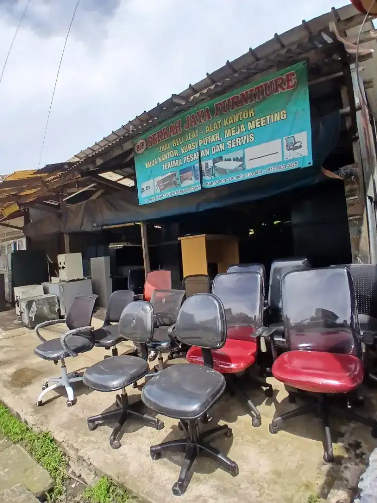properti kantor meja dan kursi